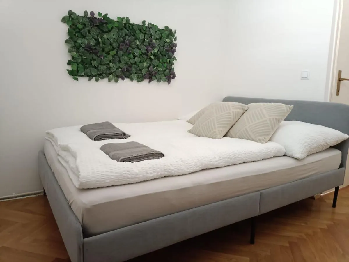 Apartment King Bed Home Netflix Central And Near Metro 83 Vienna Austria