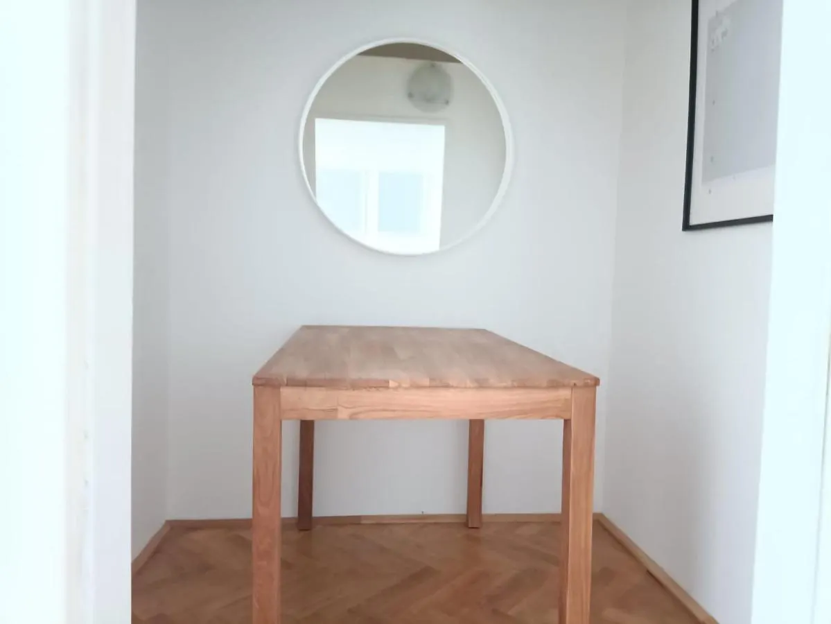 King Bed Home Netflix Central And Near Metro 83 Vienna Apartment