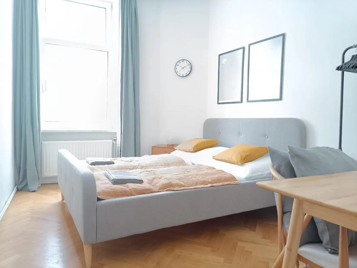 King Bed Home Netflix Central And Near Metro 83 Vienna