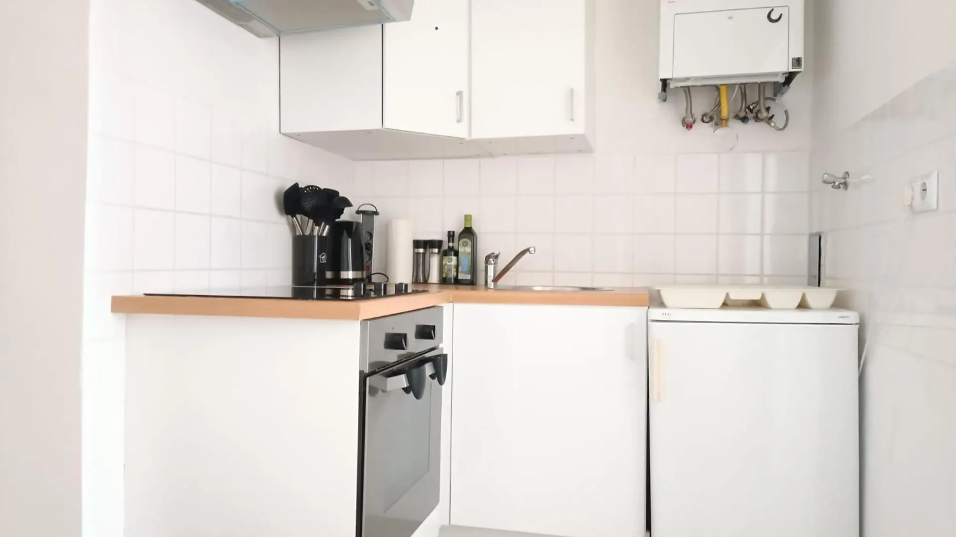 King Bed Home Netflix Central And Near Metro 83 Viena